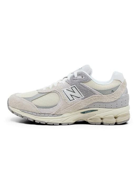 New Balance White 2002r in beige/grau