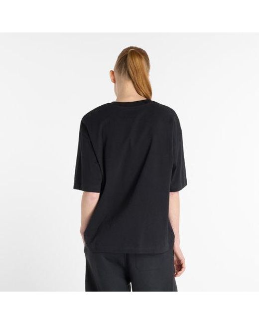 Donna Linear Heritage Oversized T-Shirt di New Balance in Black