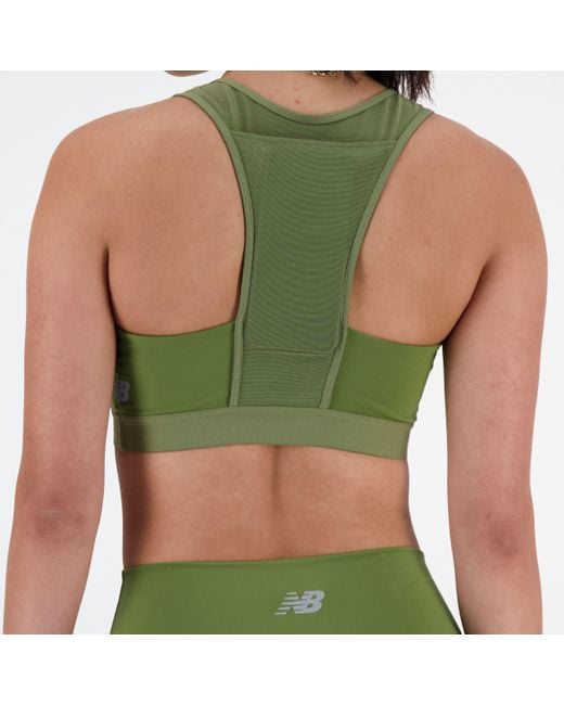 Nb sleek medium support pocket sports bra in verde di New Balance in Green