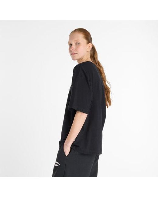 Donna Linear Heritage Oversized T-Shirt di New Balance in Black