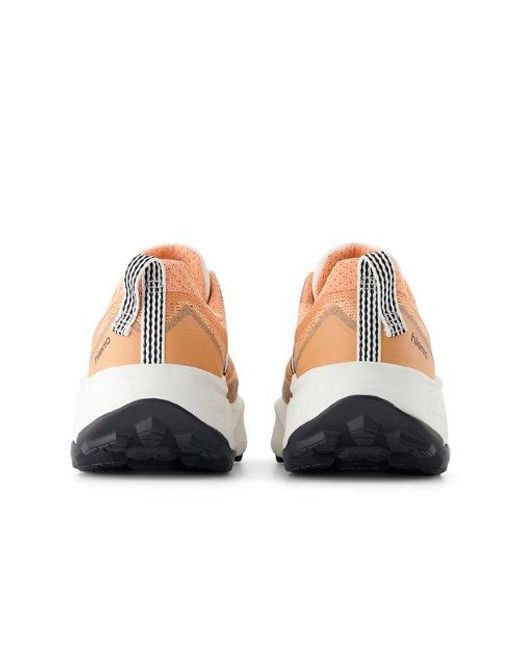 Donna Fresh Foam X Hierro V9 di New Balance in Natural