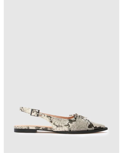 Schuh White Lorie Point Hardware Flat Shoes