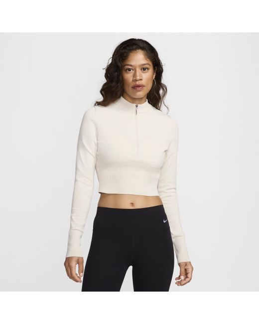 Maglia corta slim fit a manica lunga con zip a metà lunghezza sportswear chill knit di Nike in White