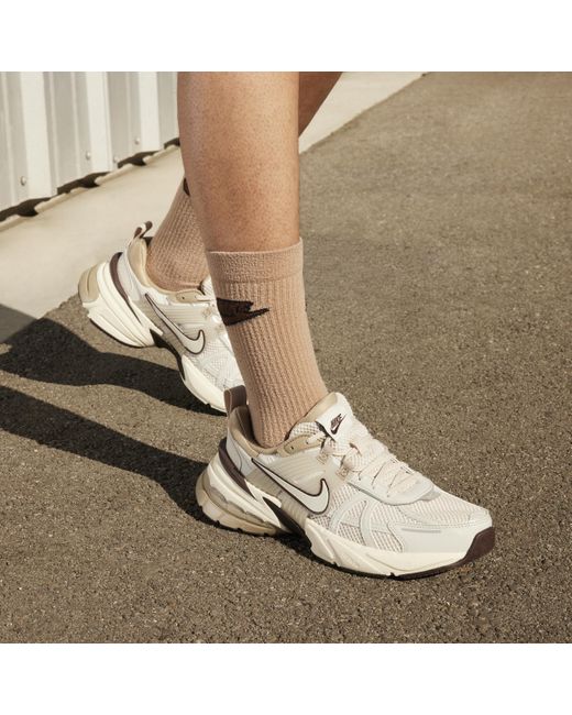 Scarpa v2k run di Nike in White