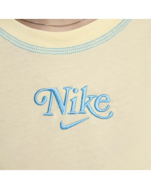T-shirt corta sportswear di Nike in Natural