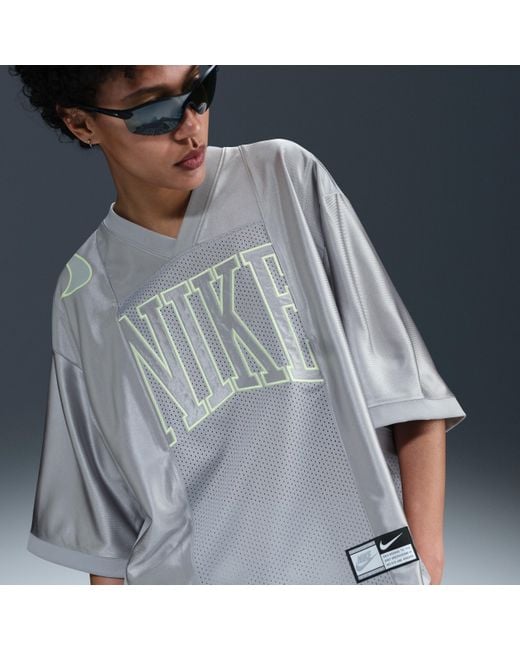 【NIKE】クール可愛い♪グラフィックトップStreet Graphic Top Nike Street graphic cropped t-shirt in black | ASOS