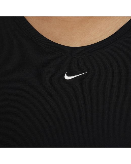 Top aderente a mini costine a manica lunga con retro arrotondato sportswear chill knit di Nike in Black