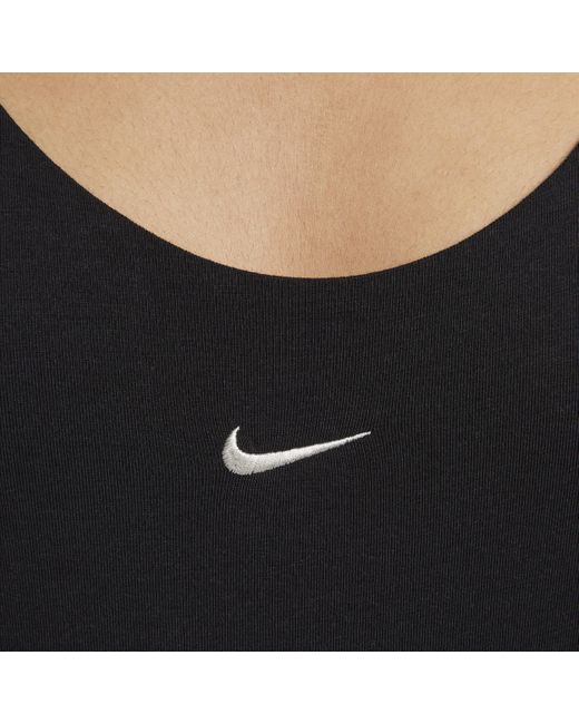 Body aderente con spalline sottili sportswear chill knit di Nike in Black