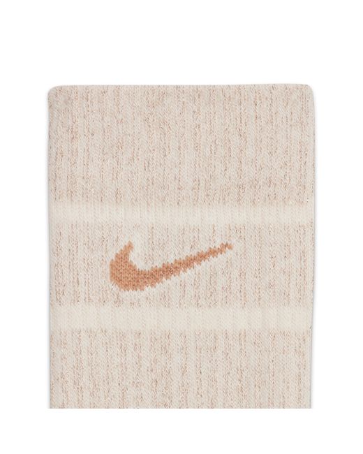 Calze di media lunghezza con dettagli metallizzati everyday essential (1 paio) di Nike in Natural