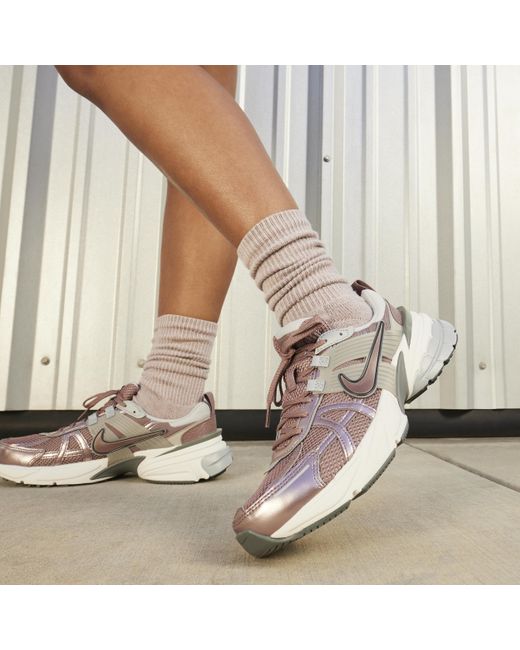 Scarpa v2k run di Nike in Gray