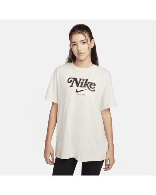 T-shirt sportswear di Nike in Natural