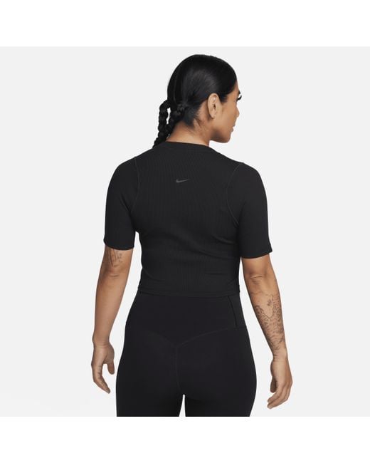 Top corto a manica corta dri-fit zenvy rib di Nike in Black