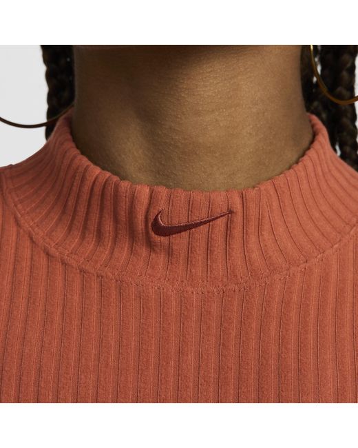 Nike Sportswear Chill Knit Geribde Korte Tanktop Met Opstaande Kraag in het Orange