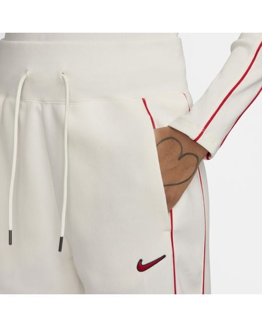Pantaloni tuta a vita alta con orlo aperto sportswear phoenix fleece di Nike in White