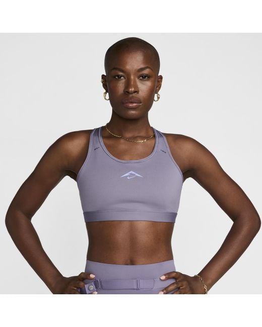 Nike Trail Swoosh On-the-run Licht Gevoerde Sport-bh Met Medium Ondersteuning in het Purple