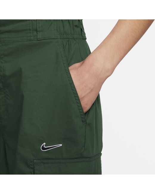 Nike Sportswear Ruimvallende Geweven Cargobroek in het Green