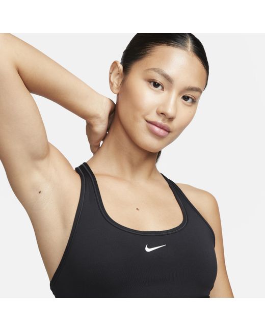 Bra imbottito swoosh light support di Nike in Blue