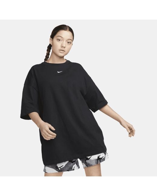 T-shirt oversize sportswear essential di Nike in Black