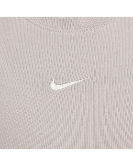 Canotta corta e aderente a mini costine sportswear chill knit di Nike in Natural