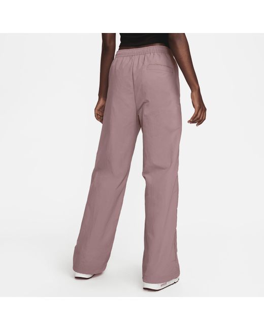 Pantaloni a vita media con bordo aperto sportswear everything wovens di Nike in Purple