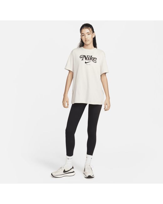 T-shirt sportswear di Nike in Natural