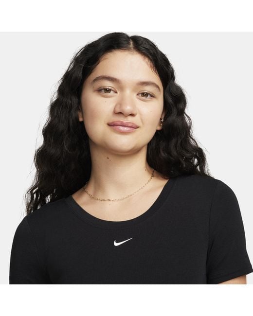 Nike Sportswear Chill Knit Aansluitende Top Met Mini-rib En Lage Rug in het Black