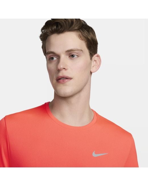 Maglia da running a manica corta dri-fit miler di Nike in Red da Uomo