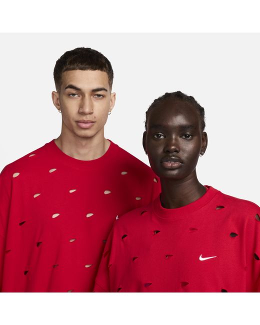 T-shirt con swoosh x jacquemus di Nike in Red