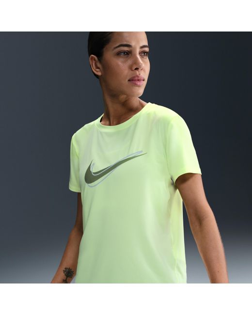 Haut De Running À Manches Courtes Dri-Fit One Swoosh Pour Femme Nike en coloris Green