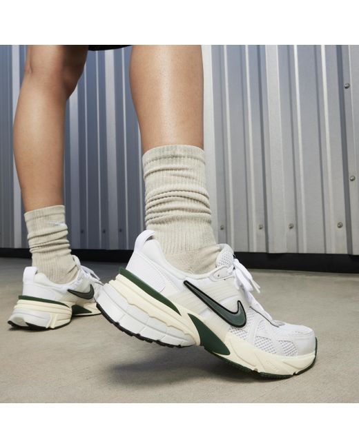 Scarpa v2k run di Nike in White