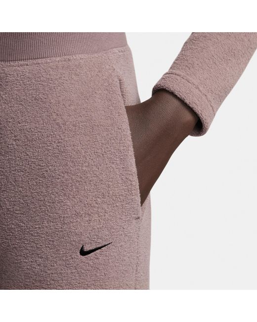 Pantaloni confortevoli in fleece a gamba larga e vita alta sportswear phoenix plush di Nike in Pink