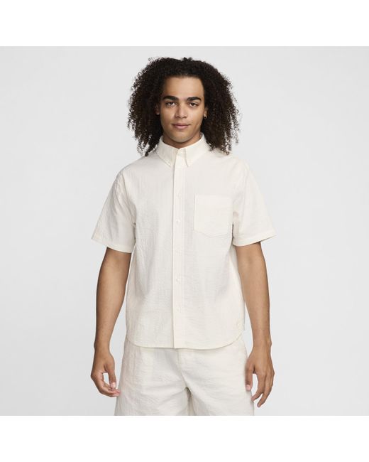 Nike Life Seersuckeroverhemd Met Korte Mouwen En Knoopsluiting in het White voor heren