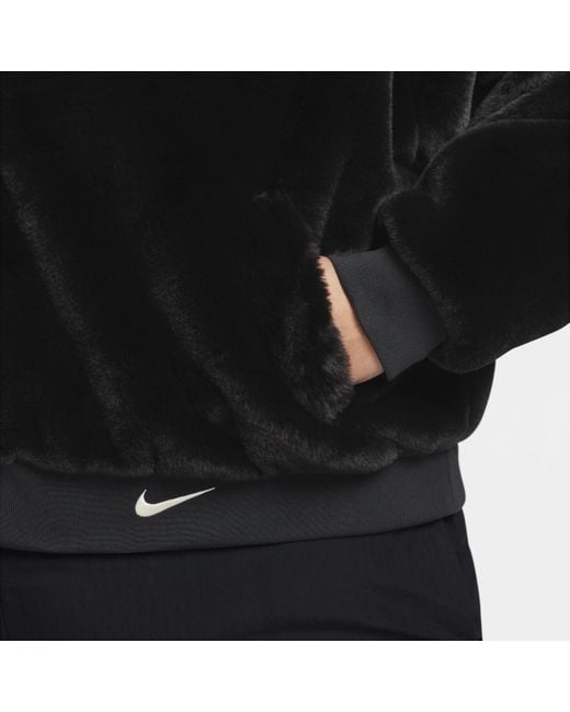 Giacca bomber reversibile in ecopelliccia sportswear di Nike in Black