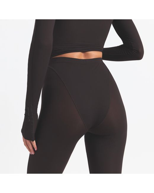 Nike Black Skims Weightless Layers High-Waisted V-Panel Leggings