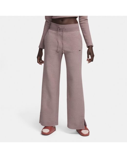 Pantaloni confortevoli in fleece a gamba larga e vita alta sportswear phoenix plush di Nike in Pink