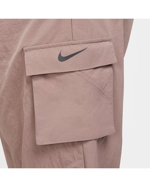 Pantaloni cargo a vita alta in tessuto sportswear essential di Nike in Natural