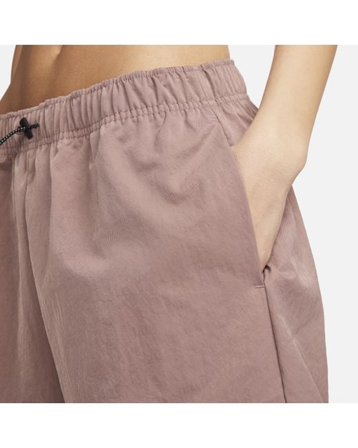 Pantaloni cargo a vita alta in tessuto sportswear essential di Nike in Brown