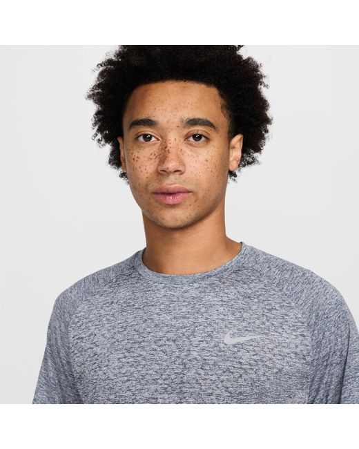 Haut De Running À Manches Courtes Dri-Fit Adv Stride Pour Homme Nike pour homme en coloris Gray