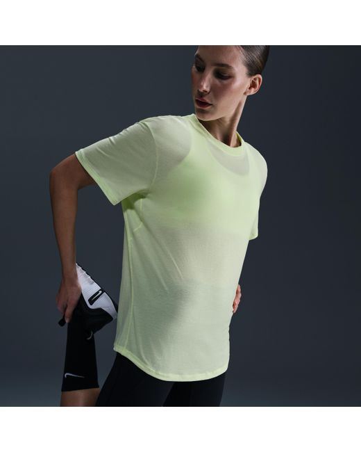 Nike One Relaxed Dri-Fit Damestop Met Korte Mouwen in het Green