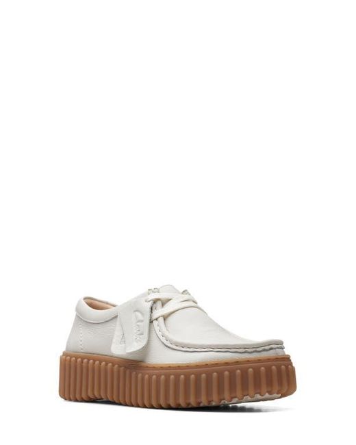 Clarks White Torhill Bee Chukka Sneaker