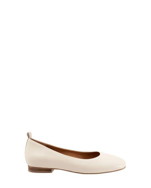 Softwalk® White Kiris Flat