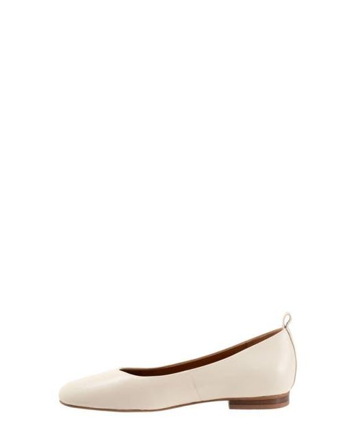 Softwalk® White Kiris Flat