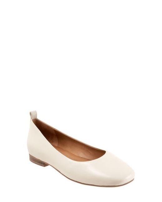 Softwalk® White Kiris Flat