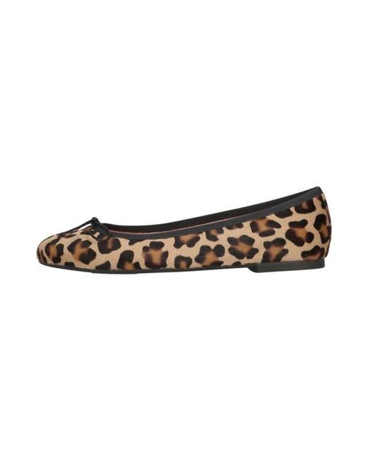 Pretty Ballerinas White Round Toe Ballet Flat