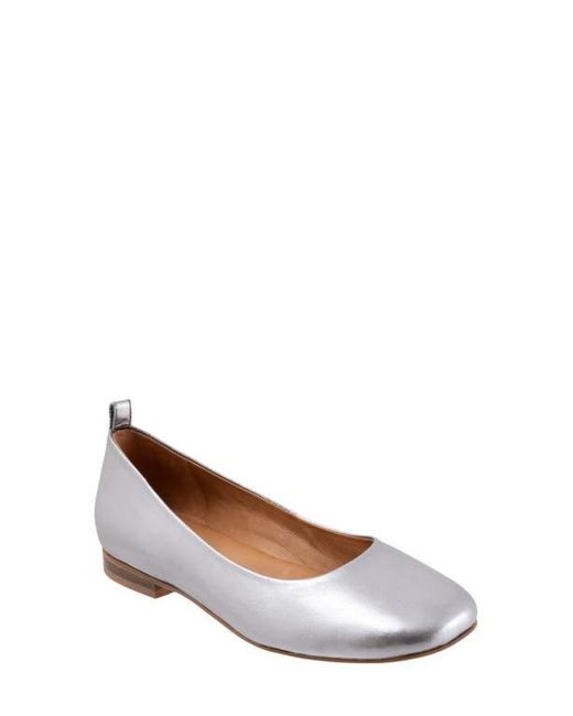 Softwalk® Gray Kiris Flat