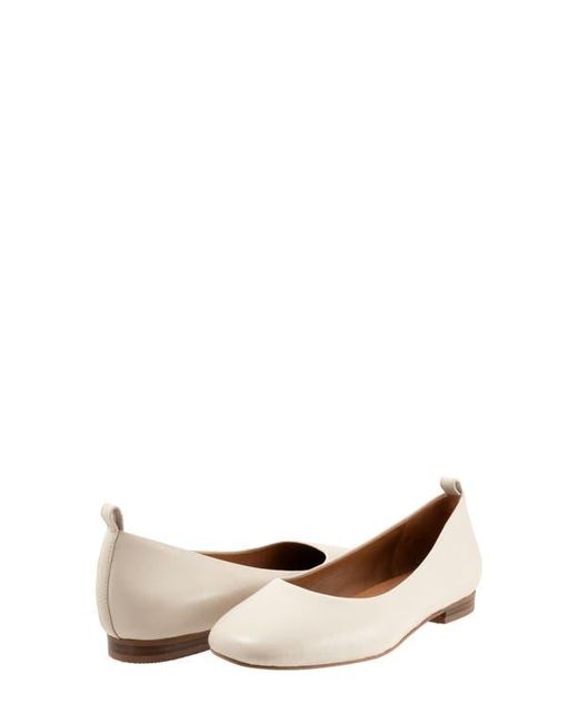Softwalk® White Kiris Flat