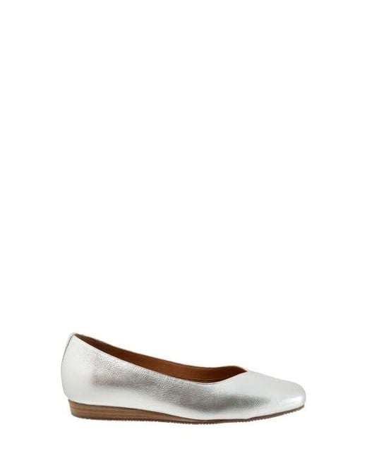 Softwalk® White Vina Flat