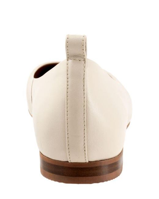 Softwalk® White Kiris Flat
