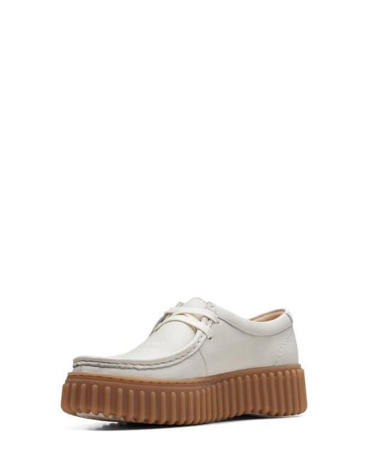 Clarks White Torhill Bee Chukka Sneaker