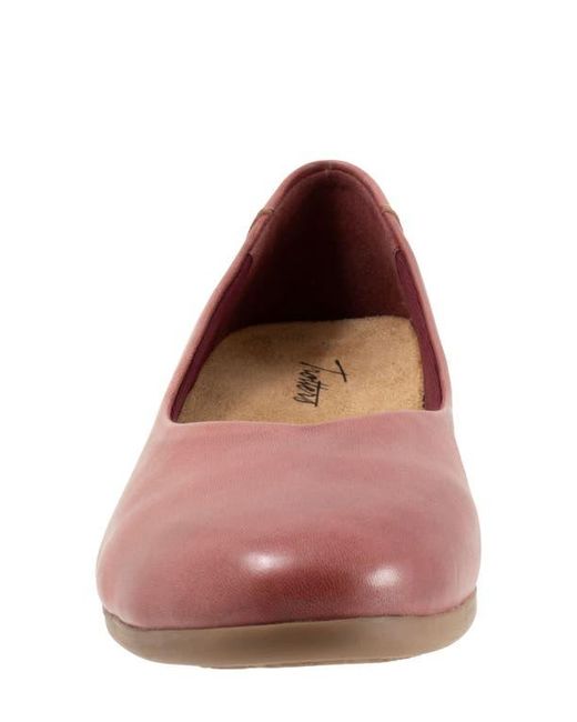 Trotters Red Iris Flat